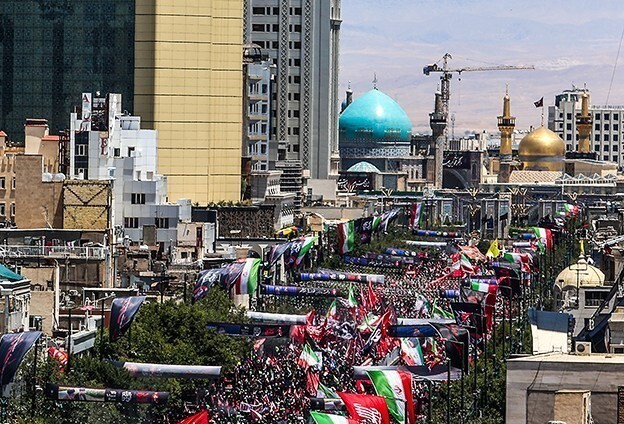 با تشییع پیکر شهید رهبر در مشهد، میلیون ها نفر وداع کردند
