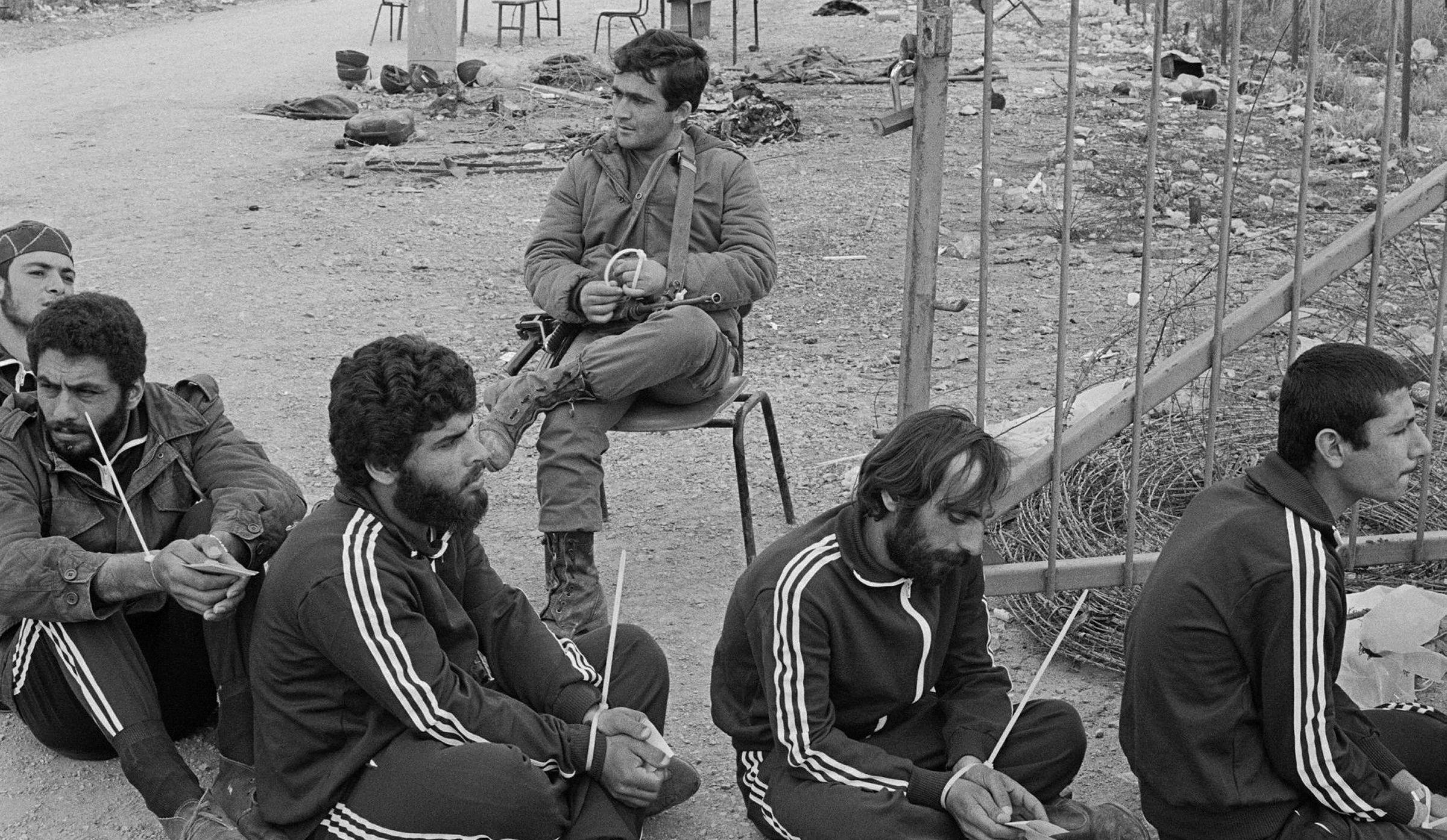 آنها بسته در زیرزمین شین بت، آغشته به ادرار نشستند. وظیفه من نگهبانی از آنها بود