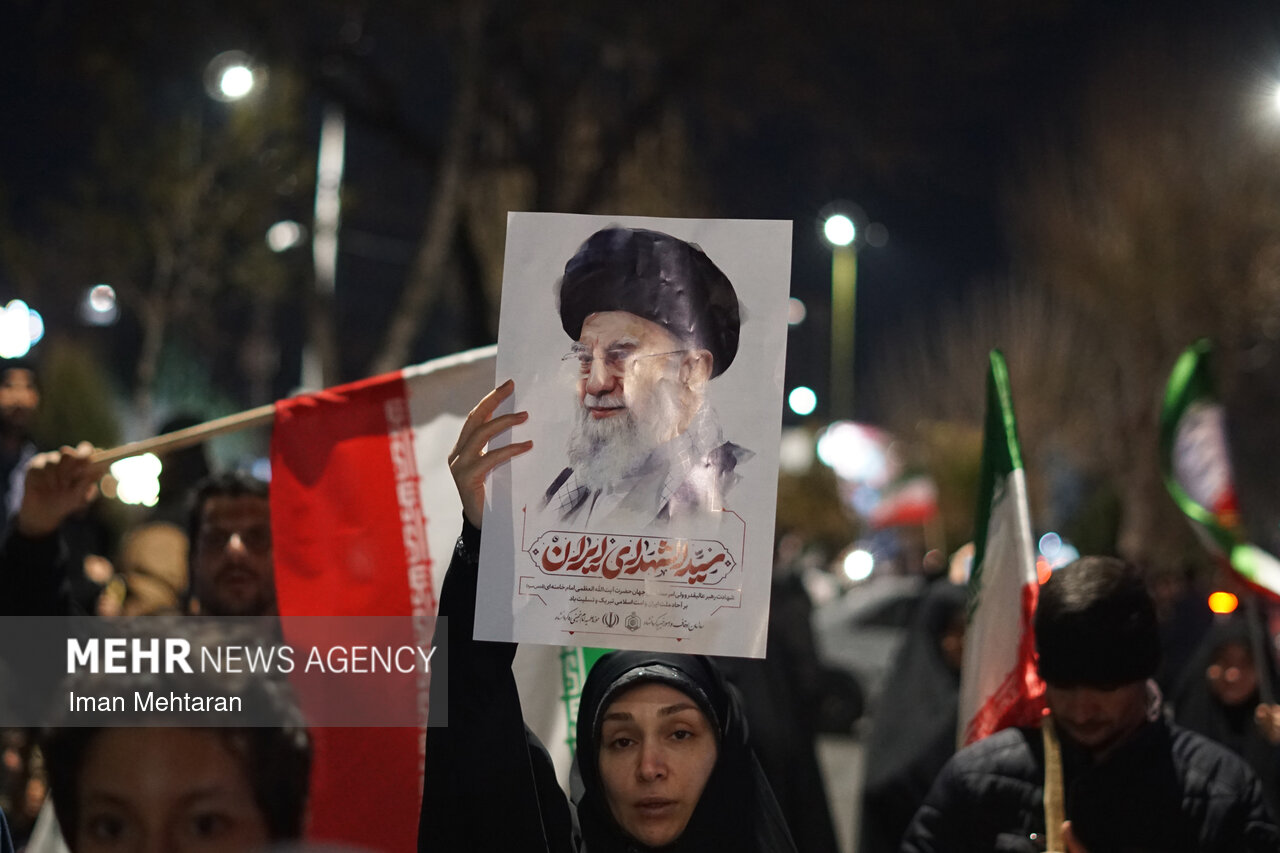 فریاد خونخواهی رهبر شهید در اجتماع مردم کرمانشاه طنینانداز شد