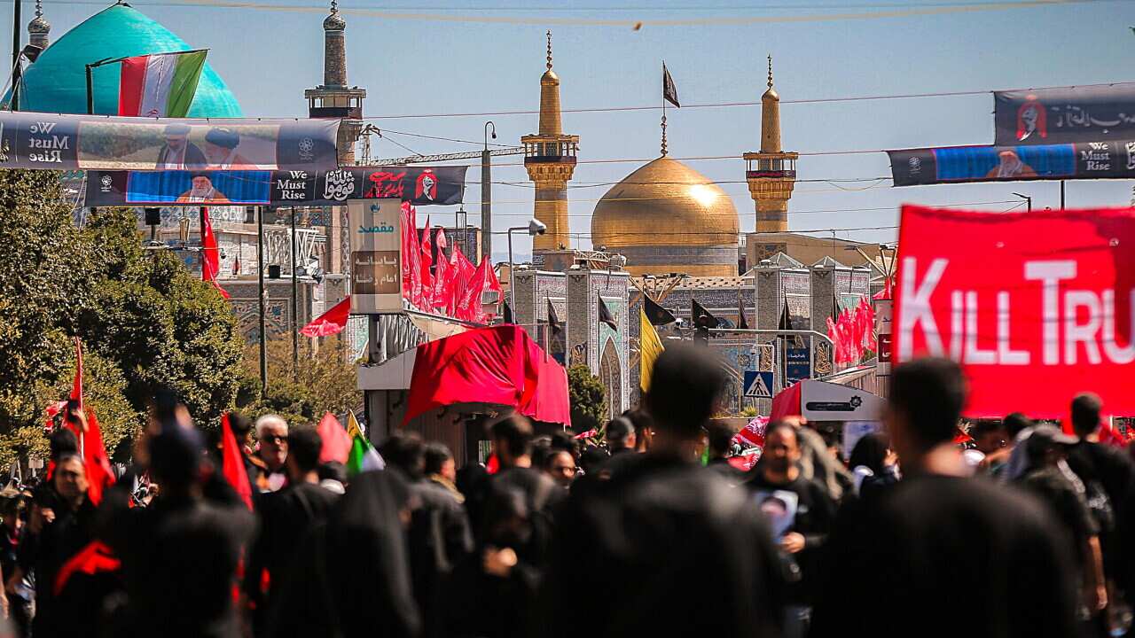 جسد رهبر مقتول ایران در حالی وارد حرم شیعیان شد که جمعیت شعار «ترامپ را بکش» سر می‌دهند.