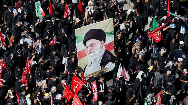 رهبر ایران مراسم تشییع جنازه مهم پدرش را از دست داد - حالا چه؟