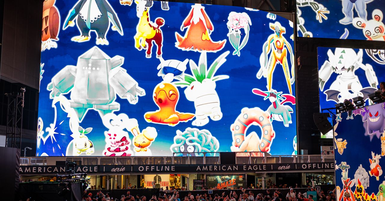 هزاران بازیکن Pokémon Go برای شکست دادن Mewtwo به میدان تایمز آمدند