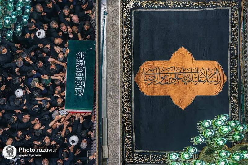 عکس/ نمایی ویژه از طواف پیکر رهبر شهید بر گرد ضریح مطهر امام رضا(ع)
