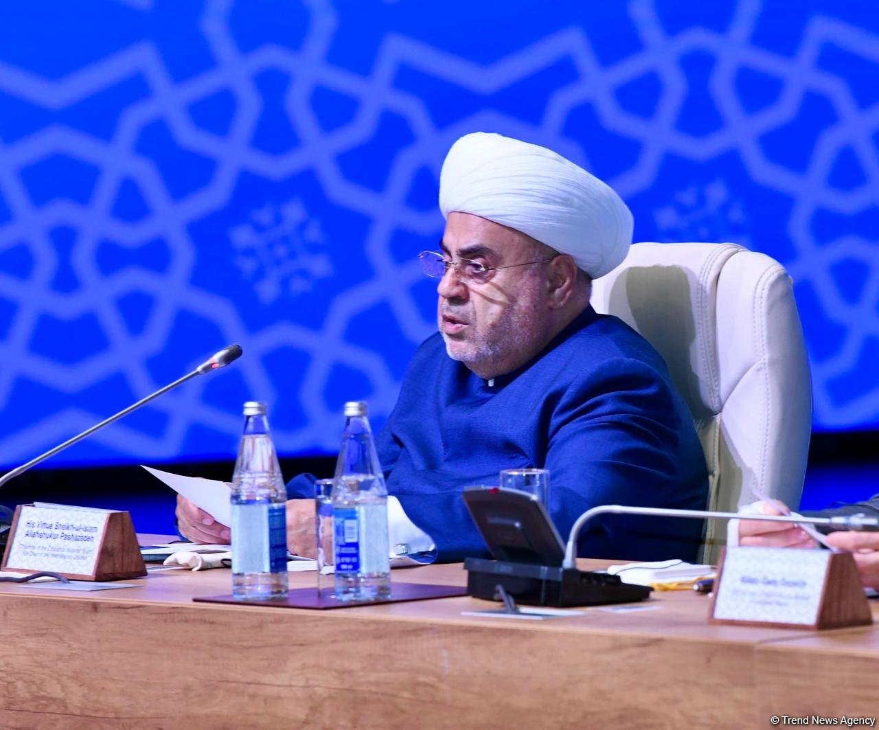 شوکت میرضیایف نشان "الیورت هورمتی" را به الله شکور پاشازاده اهدا کرد (عکس)