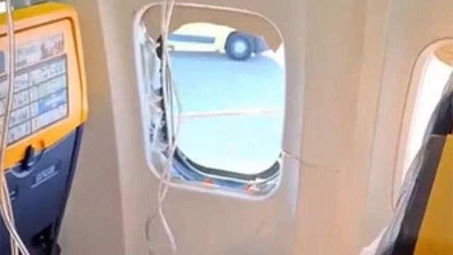مردی در پرواز یونان تقریباً از پنجره "جدا" مکیده شد
