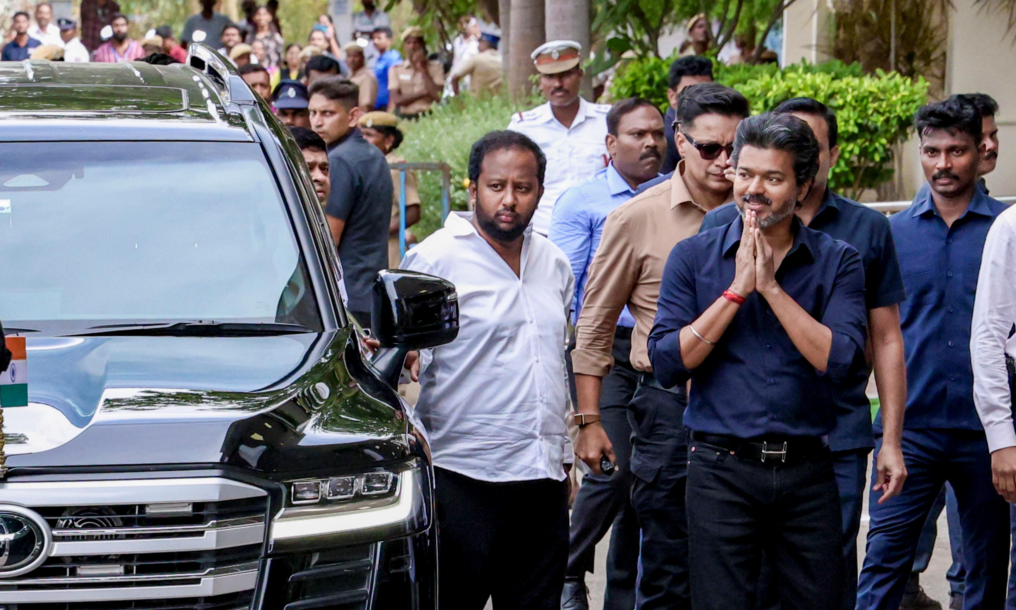 CM Vijay دستورات شغلی را به خانواده قربانیان ازدحام کارور تحویل می دهد