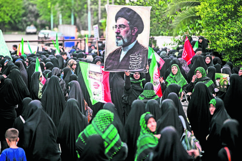 "انتقام خواست ملت ماست": رهبر ایران در حالی که ترامپ تهدید به حملات گسترده می کند قول انتقام می دهد