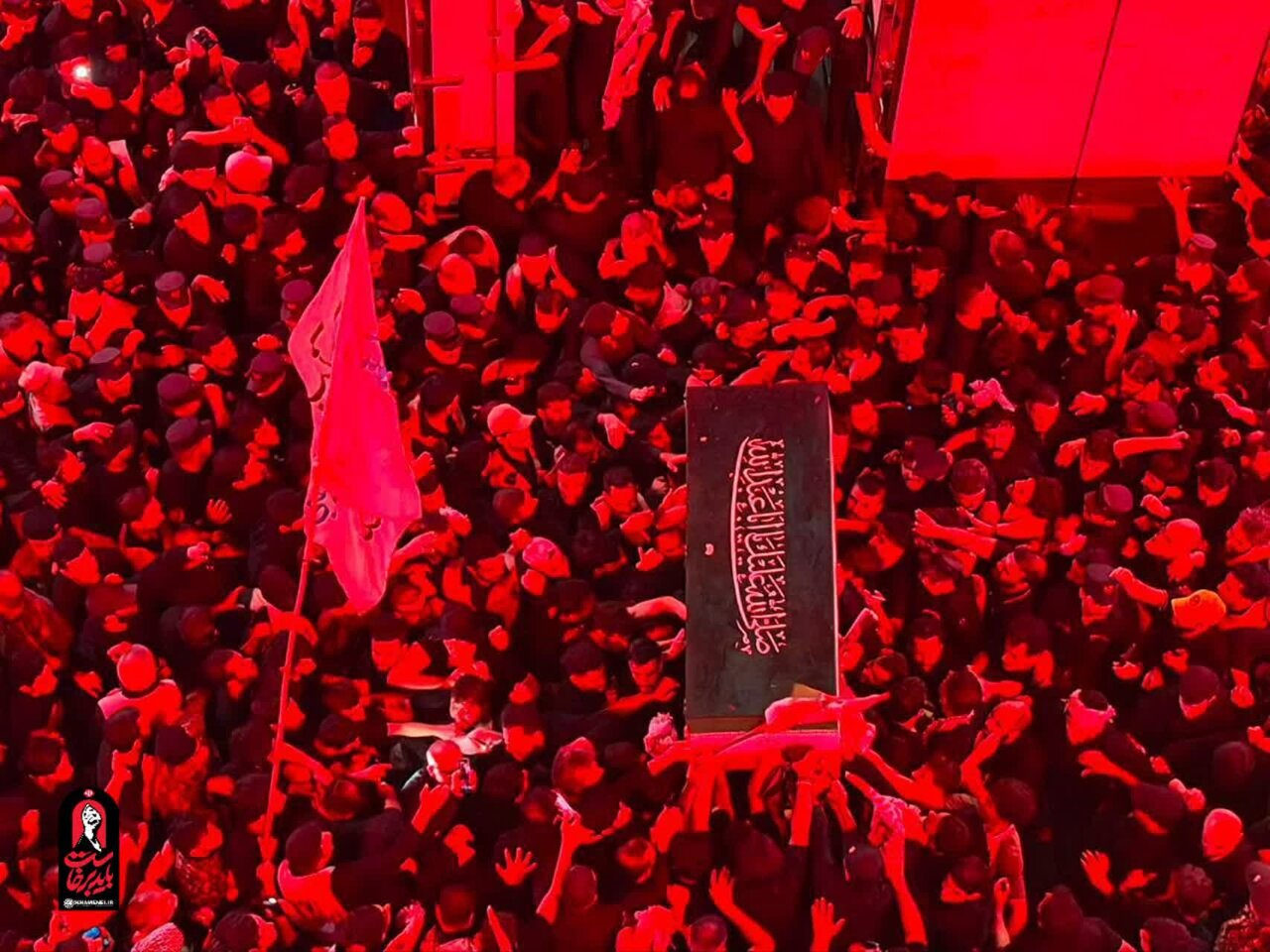 پرچم قرمز، اعتراف ترامپ و بمب‌هایی برای دفن یک تشییع