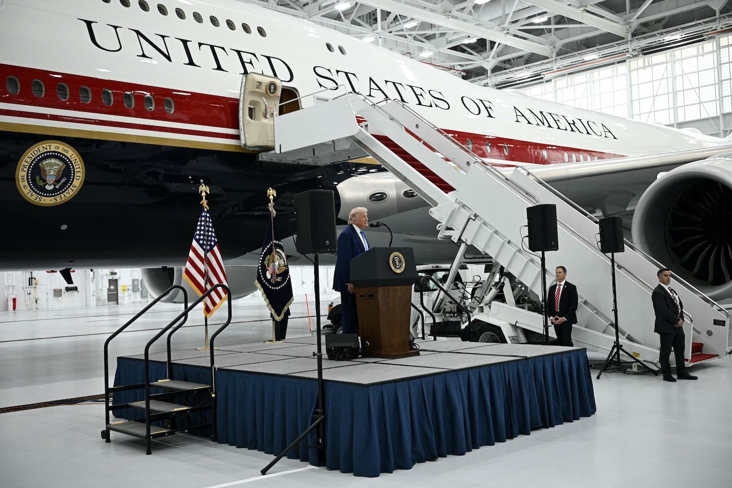 بخش دادگستری روزنامهنگاران N.Y. Times را به دلیل گزارشهای مربوط به Air Force One جدید احضار میکند