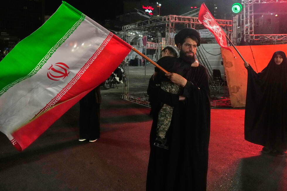 ایران می‌گوید تنگه هرمز بسته است و مدعی است با استفاده از «مسیر غیرمجاز» به کشتی حمله کرده است.