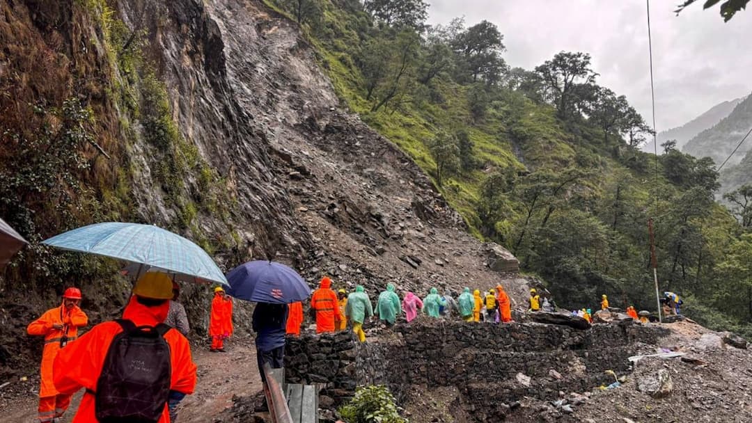 مسدود شدن بزرگراه Kedarnath پس از بارش شدید باران و رانش زمین در نزدیکی Sonprayag کار پاکسازی در حال انجام است