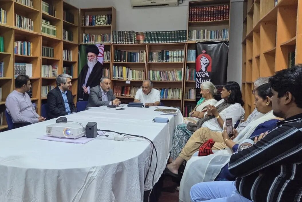 نشست بررسی ابعاد معنوی و میراث فکری رهبر شهید برگزار شد