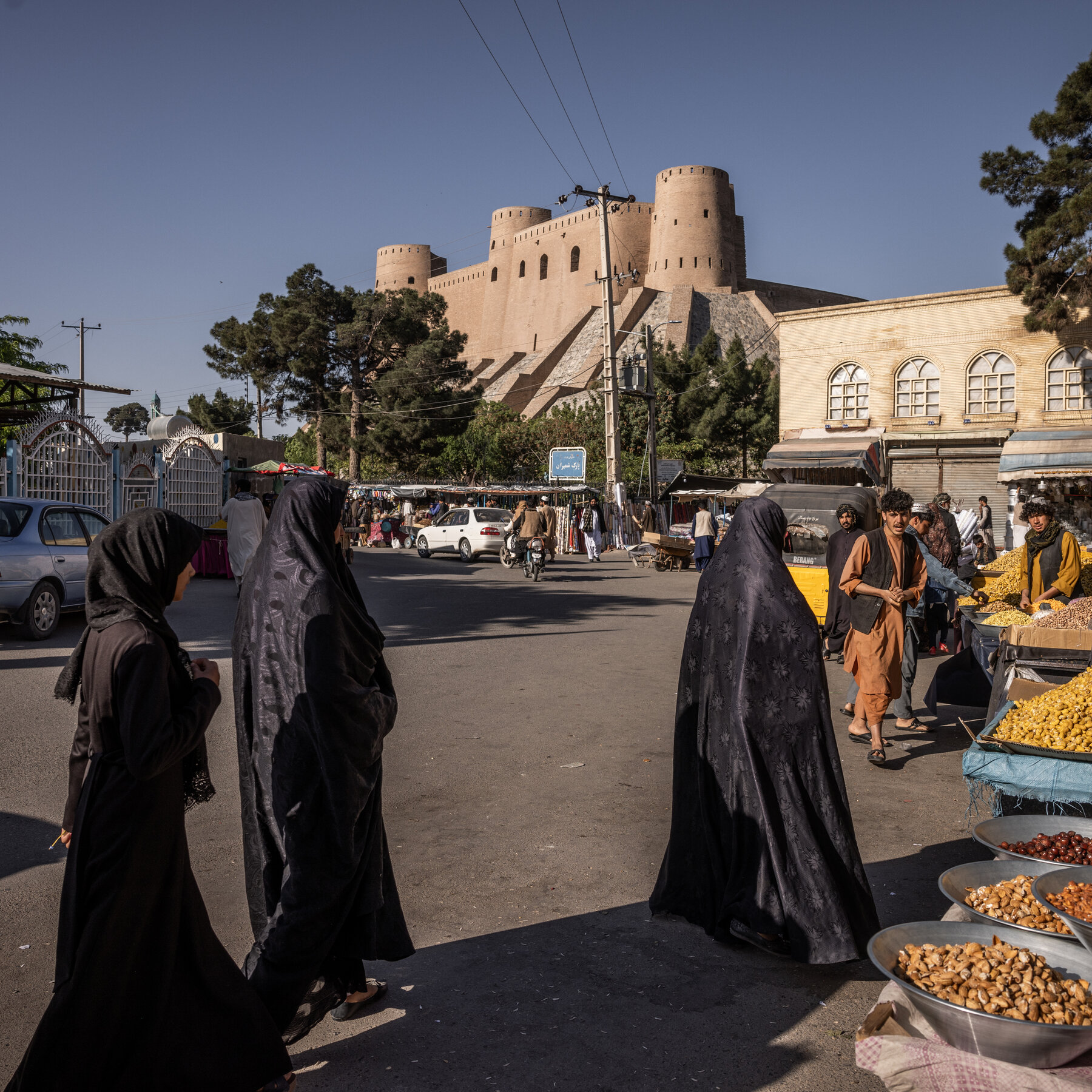 در داخل هرات، جایی که کمپین طالبان یک پایگاه بین المللی را هدف قرار می دهد