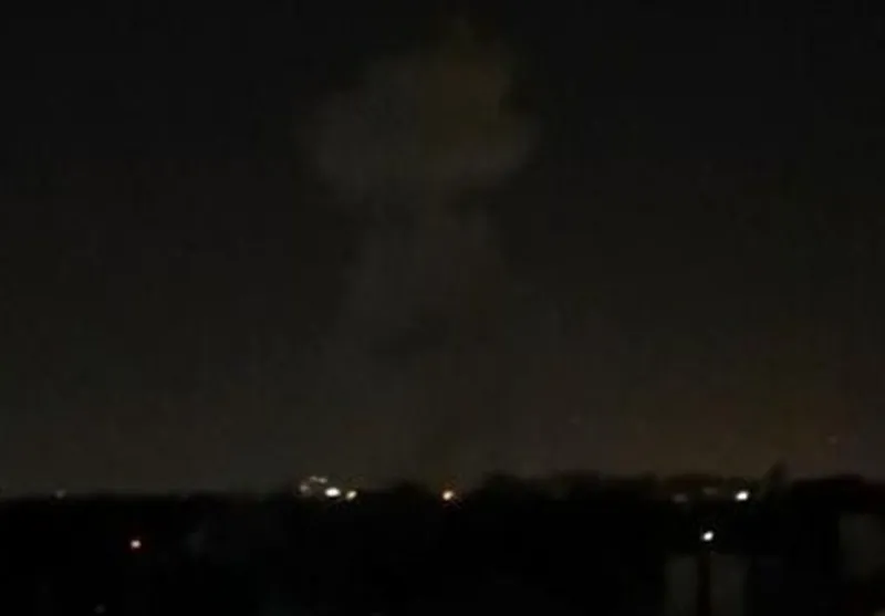 مهر: اصابت ۲ پرتابه به جزیره بوموسی / ساعت ۲۰:۳۰ امشب، صدای چند انفجار دیگر در بندرعباس شنیده شده شده