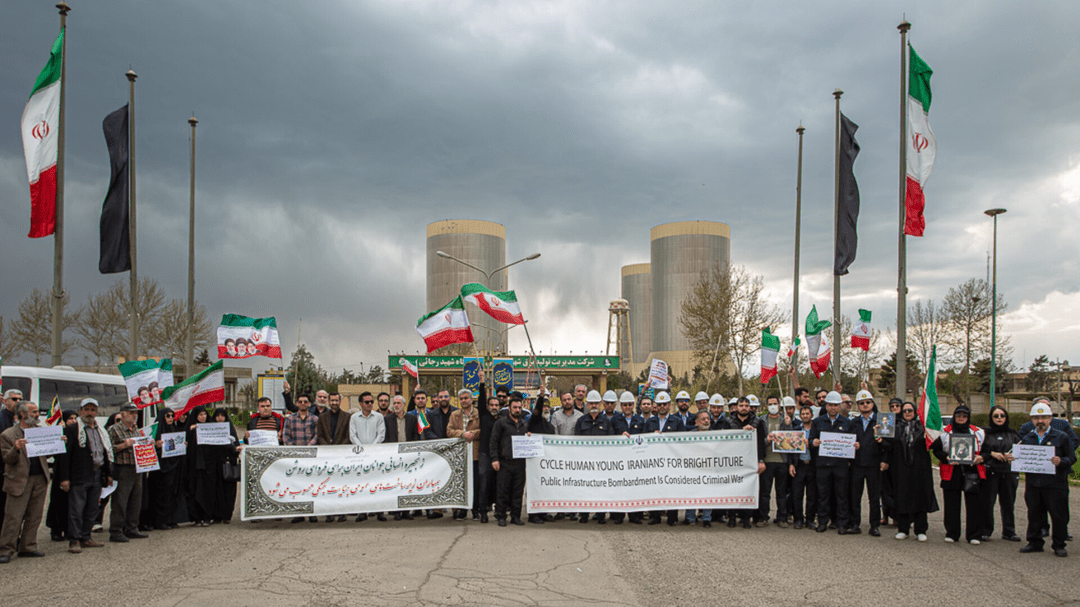 فارسنیوز | جوانان ایرانی پس از تهدید ترامپ در نیروگاه زنجیره انسانی تشکیل دادند