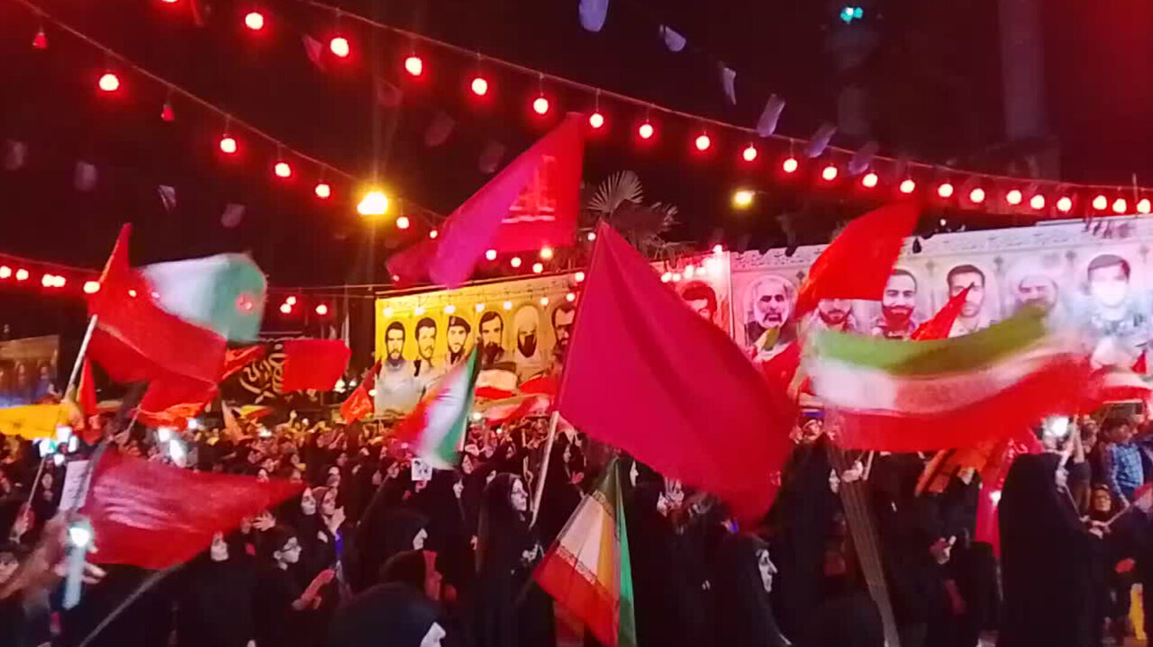 اهتزاز پرچم خونخواهی رهبر شهید در تجمع مردمی تویسرکان
