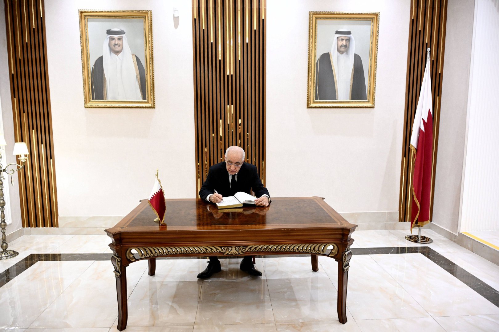 نخست وزیر آذربایجان دفتر تسلیت خود را در سفارت قطر در باکو امضا کرد (عکس)