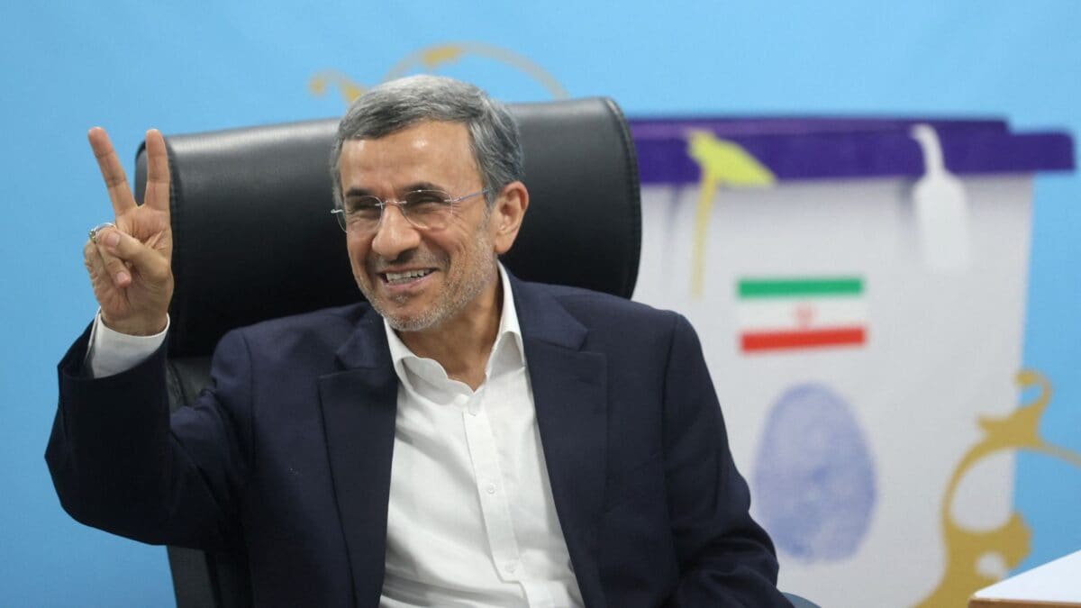 احمدی نژاد رئیس جمهور سابق ایران در مراسم تشییع جنازه خامنه ای پس از گزارش لینک های ادعایی موساد | تماشا کنید
