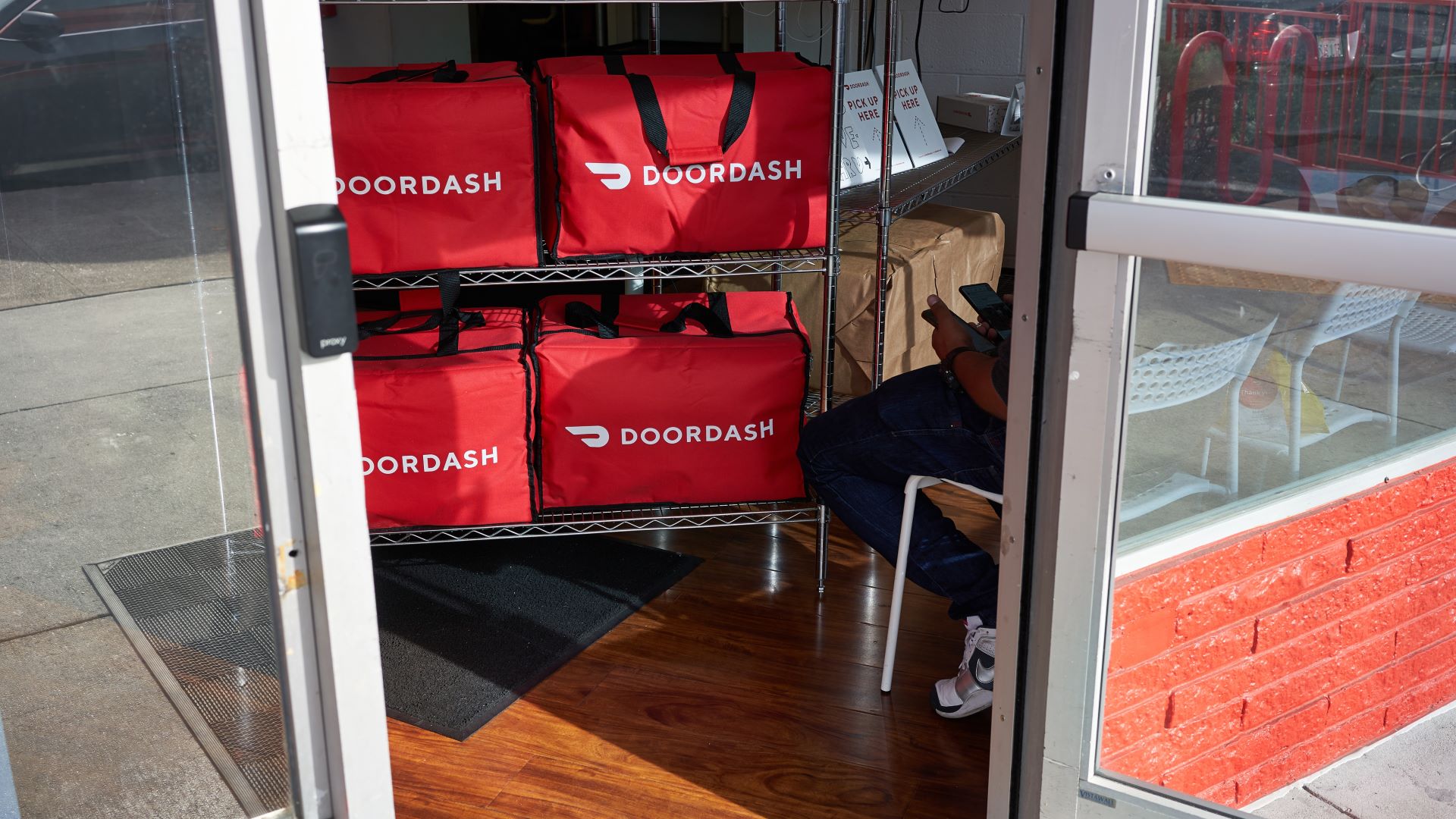 DoorDash با Shopify هنگام تحویل برای خرده فروشان کوچک همکاری می کند