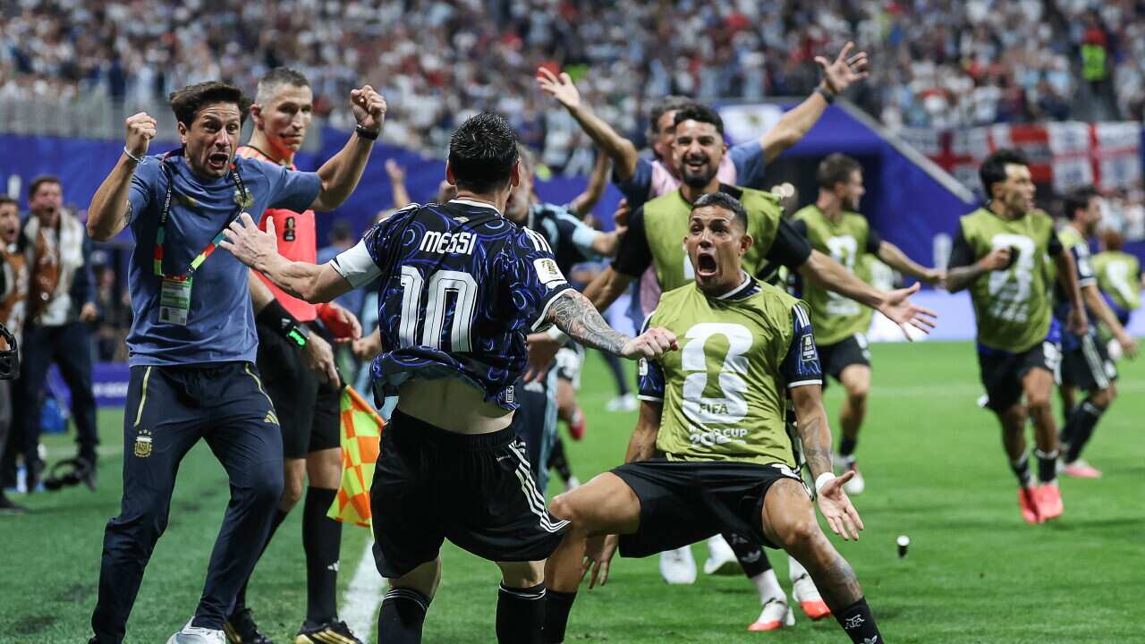 تماشا کنید: گل دیرهنگام مارتینز به پیروزی دراماتیک 2-1 آرژانتین در نیمه نهایی مقابل انگلیس رسید.