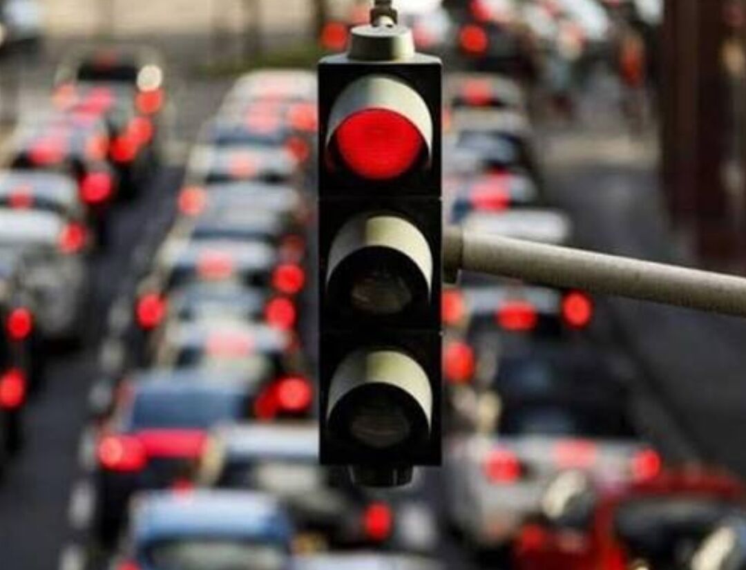 چرا پشت چراغ قرمز به اطراف نگاه میکنیم؟