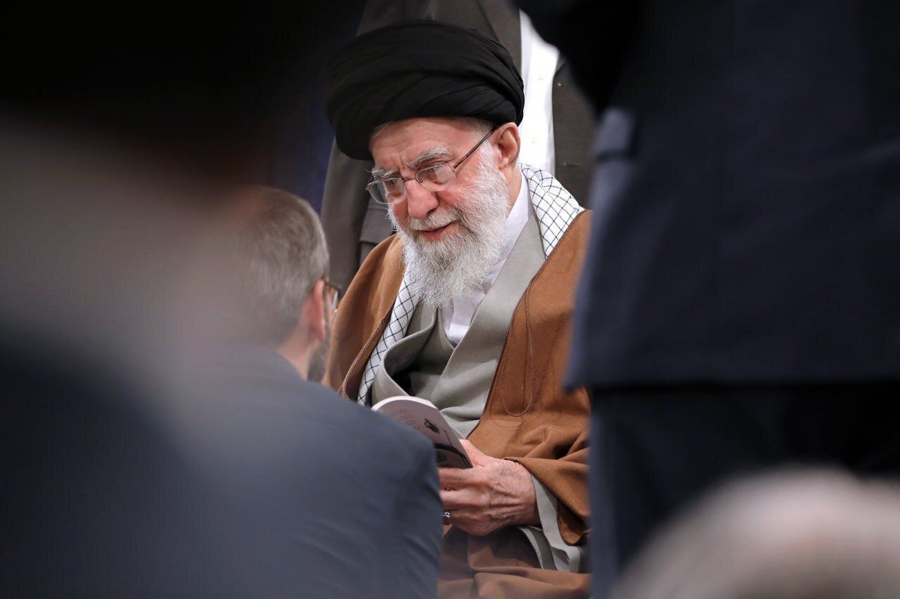 نویسنده پیشکسوت ادبیات دفاع مقدس: رهبر شهید گوهرشناسی بی بدیل در عرصه ادبیات بود