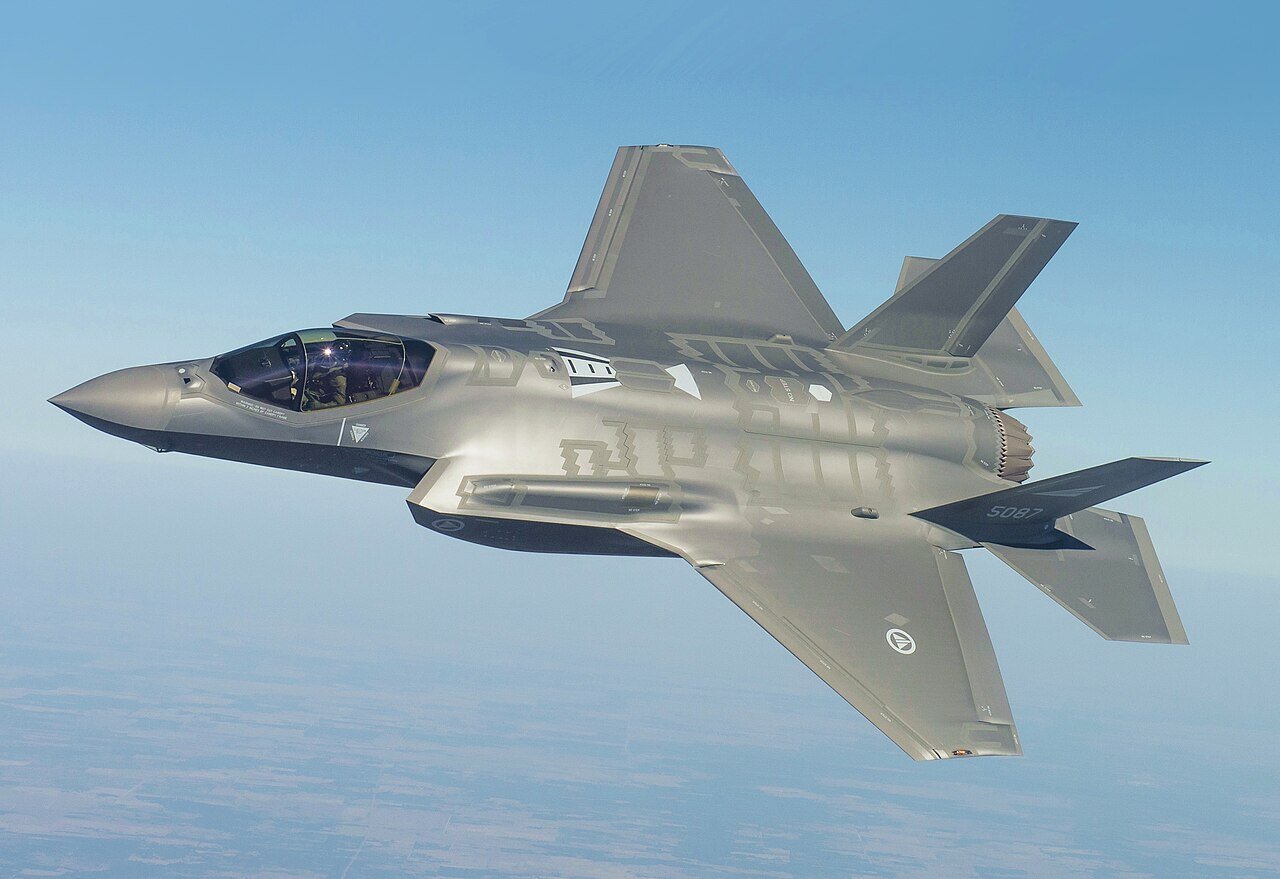اعلام وضعیت اضطراری یک جنگنده F-35 آمریکا بر فراز امارات | فعال شدن کد اضطراری ۷۷۰۰ به چه معناست؟