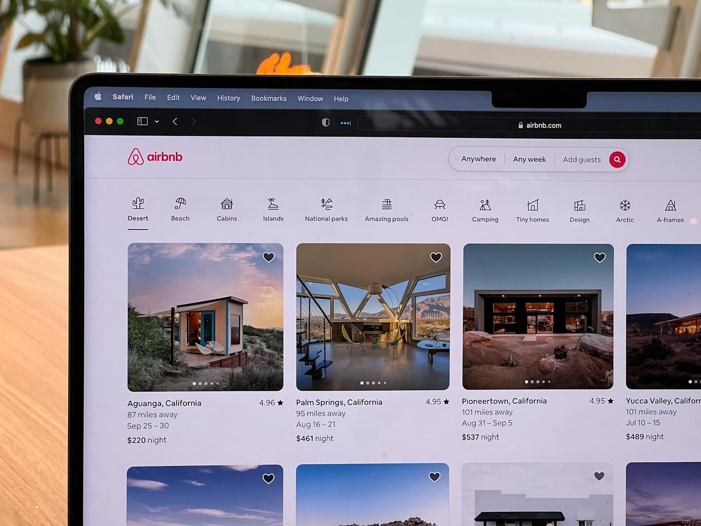 مدیرعامل Airbnb می‌گوید حساب X هک شده است، مهاجم در توکن‌سازی AI-slop ارسال کرده است