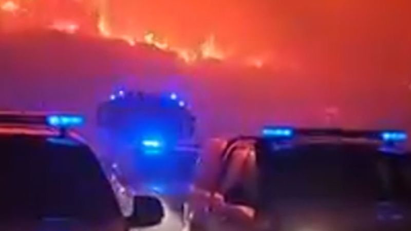 آتش نشانان با شعله های آتش از داخل منطقه آتش سوزی در اسپانیا مبارزه می کنند