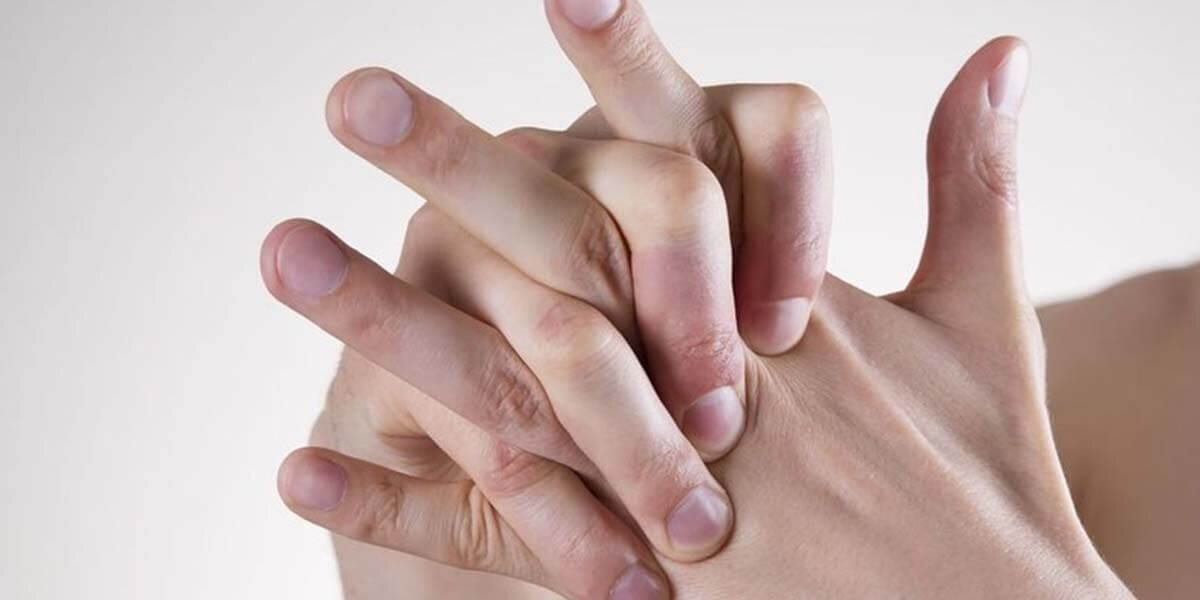 آیا شکستن قولنج برای انگشتان خطری ایجاد می‌کند؟