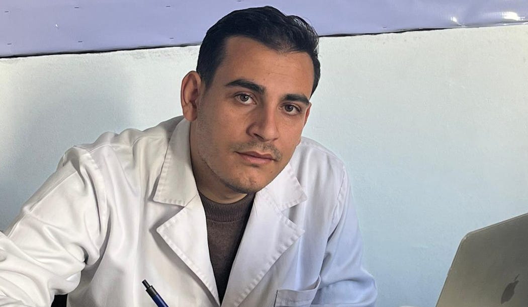 "هیچ دارویی برای گرسنگی وجود ندارد" • یک پزشک جوان که در غزه به دام افتاده است، زندگی بین زنده ماندن و مرگ را مستند می کند.