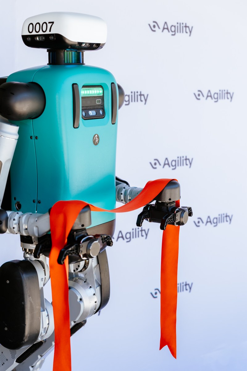 Agility Robotics پرچم خود را در حیاط خلوت تسلا نصب می کند
