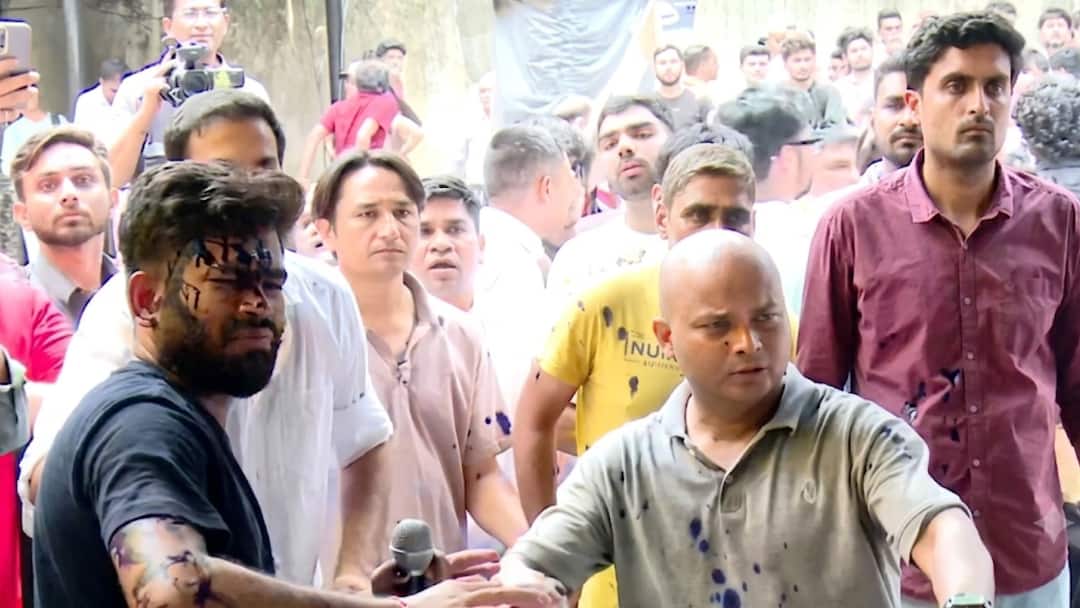 تماشا کنید: زنی در حین سخنرانی در Jantar Mantar جوهر به سوی Abhijeet Dipke پرتاب کرد و او با Jai Bhim پاسخ داد