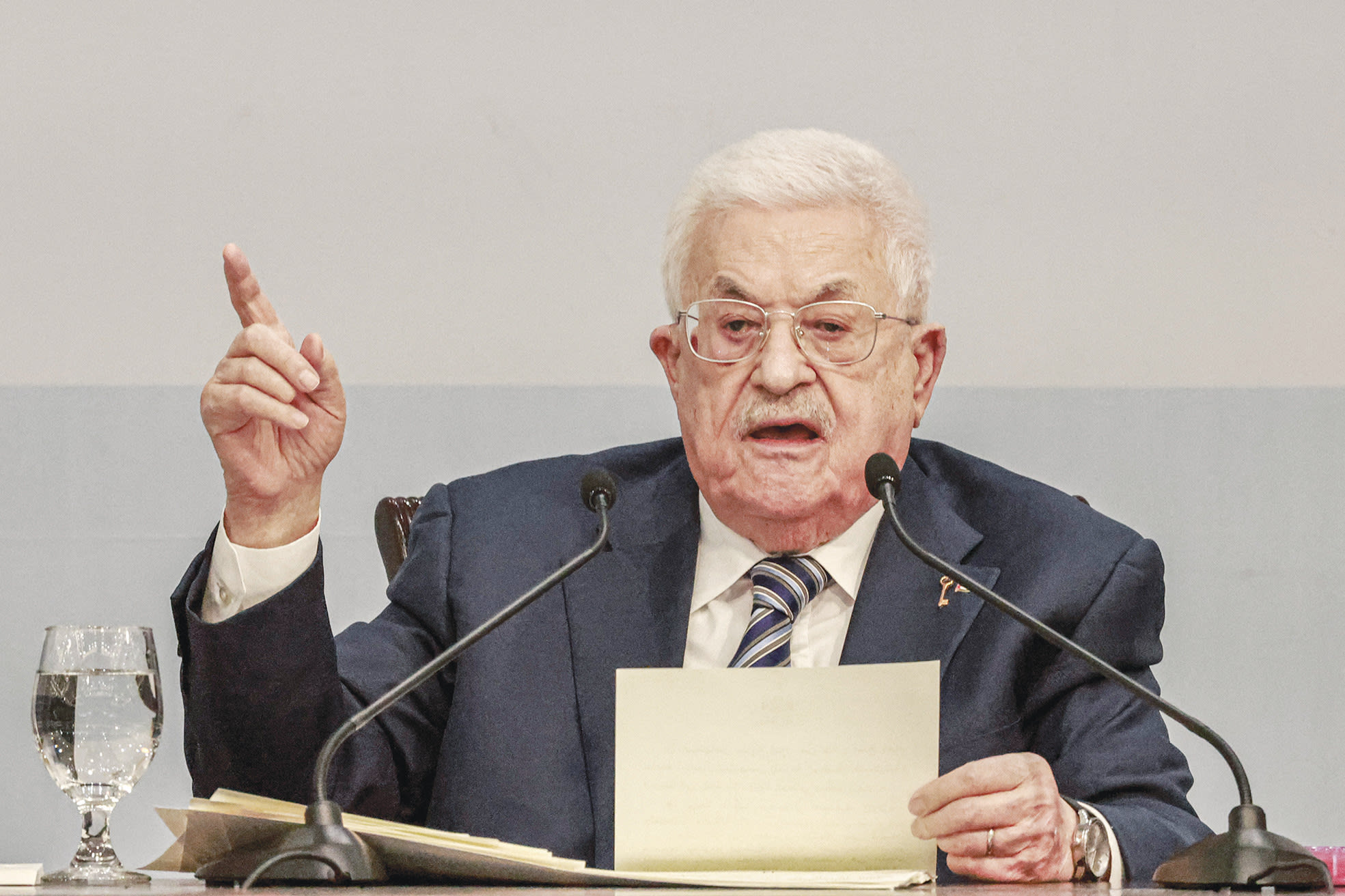 آیا محمود عباس واقعاً به فلسطینیان اجازه رای می دهد؟ منتقدان می گویند که او ابتدا آب ها را آزمایش می کند