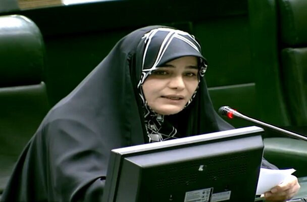 بازدید خانم نماینده از آبشیرینکن آسیبدیده مپنا در قشم؛ این وضعیت جنایت است، مدعی بودند با مردم کاری ندارند اما...