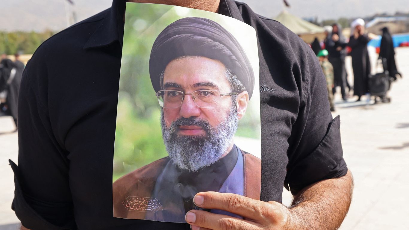 رهبر ایران ترامپ را به نقض توافق متهم کرد و قول پاسخ قاطع داد