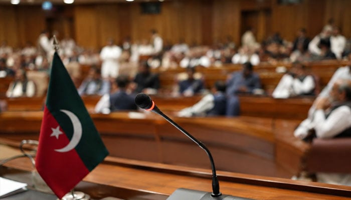 بنا به گزارش ها، عمران خان به PTI دستور می دهد تا از همه مجالس به جز KP خارج شود