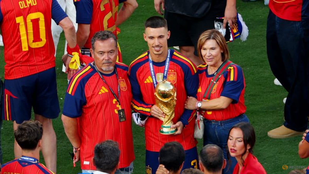 پرستش توپ اسپانیا شکوه جام جهانی و آغوش مشترک یک ملت را به ارمغان می آورد