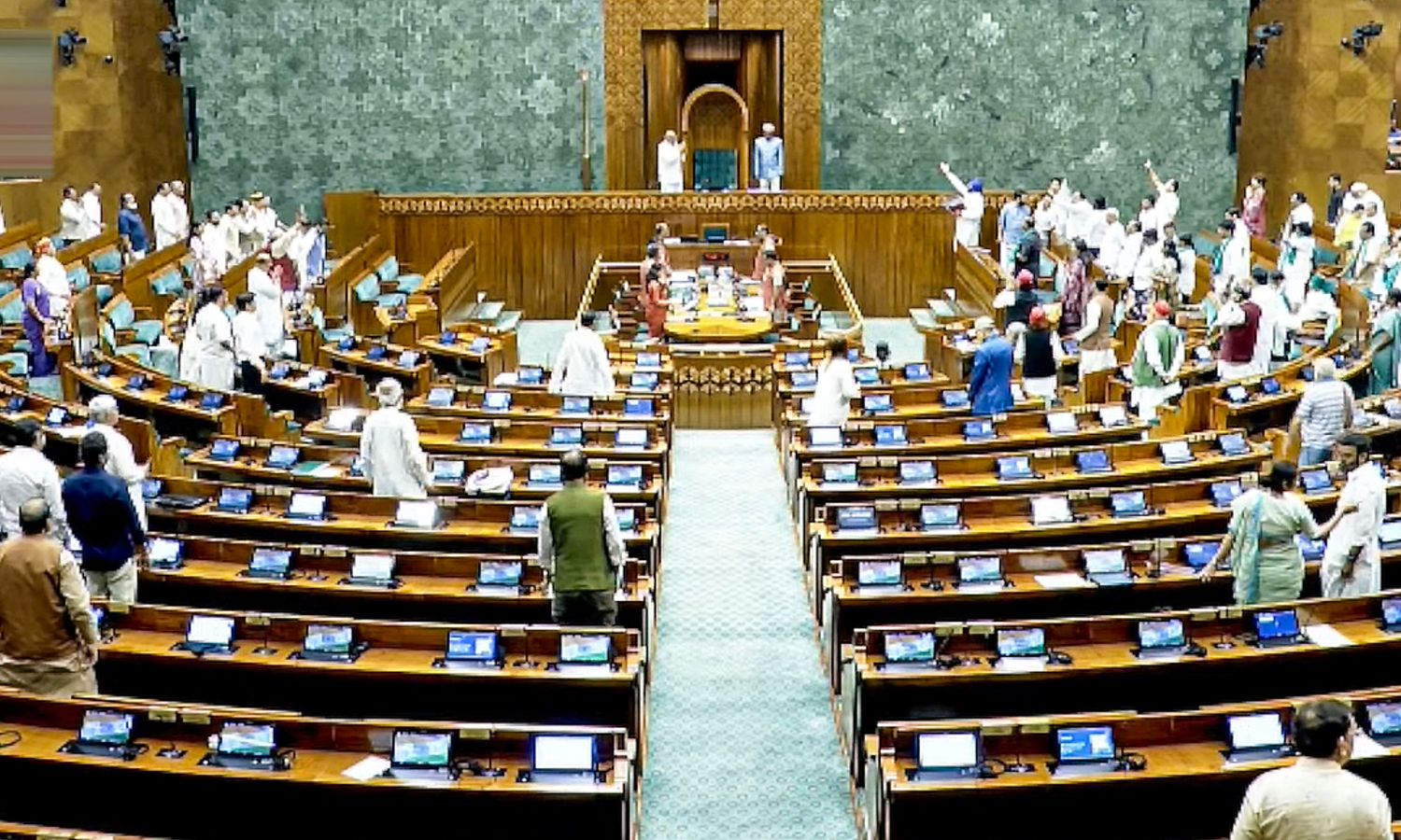 اعتراضات، اختلال در ماه مارس روز افتتاحیه جلسه موسمی در هر دو مجلس
