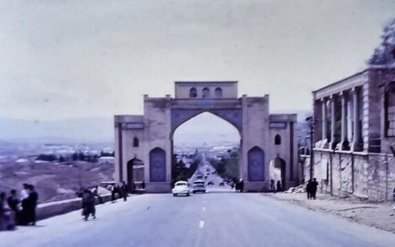 عکس/ عریضهنویسان فلکه شهرداری شیراز سال ۱۳۴۸
