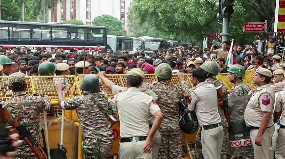 زن جوان در جریان اعتراض CJP بر روی دستگاه تنفس مصنوعی در بیمارستان RML مجروح شد: منابع