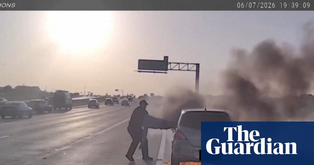 فیلم نشان می دهد که افسر پلیس تگزاس مردی را از سوختن ماشین نجات می دهد - ویدئو