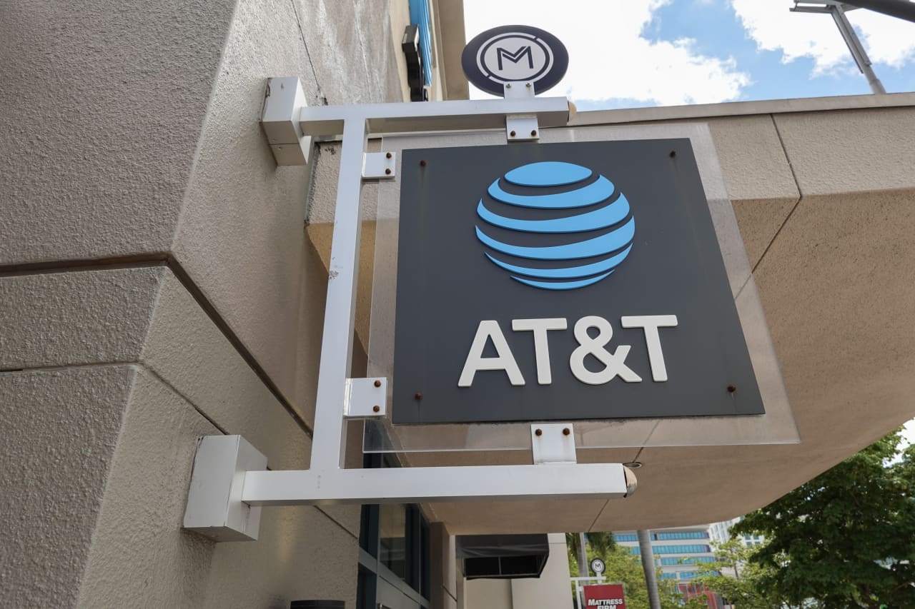 سهام AT&T به سمت بهترین روز شش ماهه افزایش می یابد. چرا سرمایه گذاران آخرین درآمدها را تشویق می کنند.