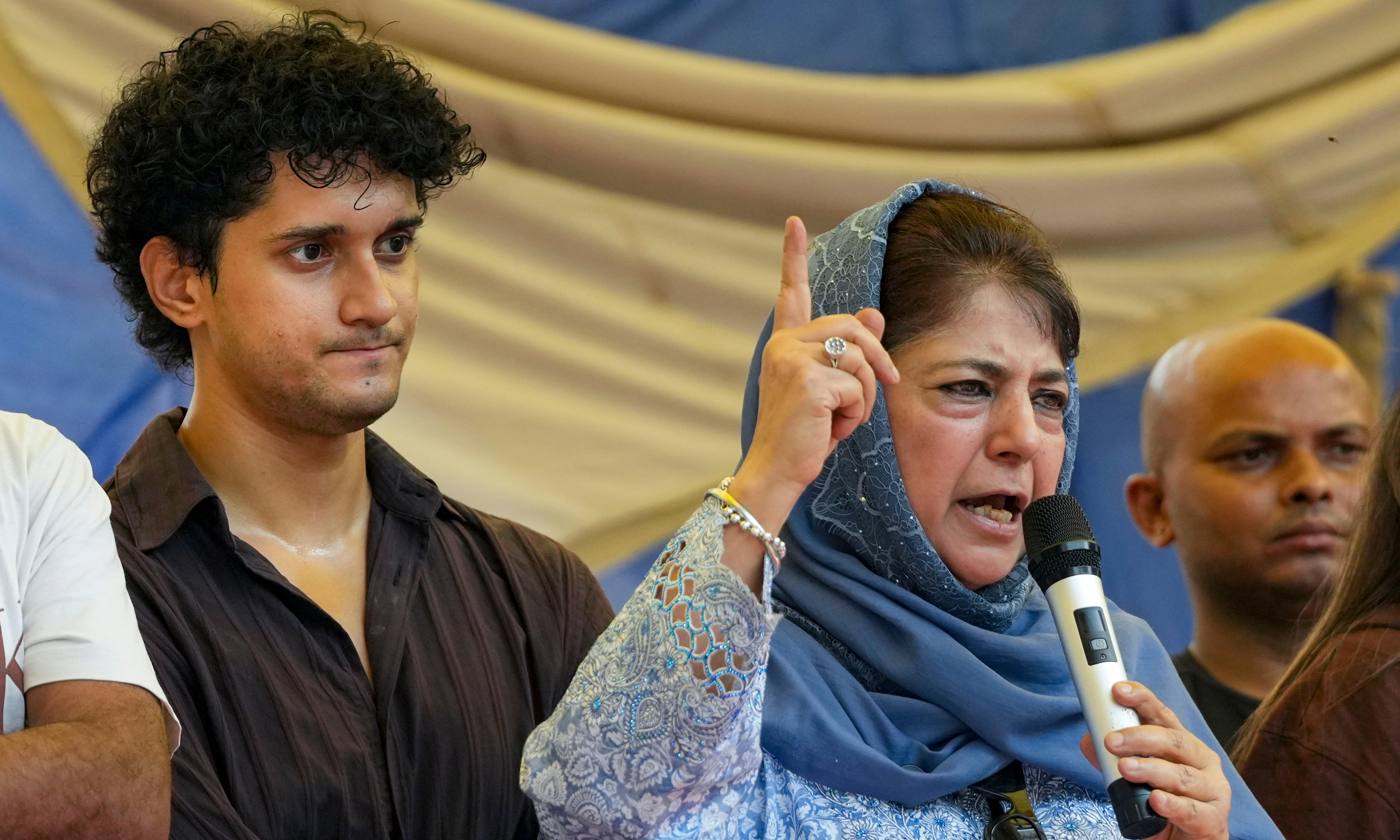 "مبارزه برای نجات دموکراسی": محبوبا از معترضان CJP در Jantar Mantar حمایت می کند