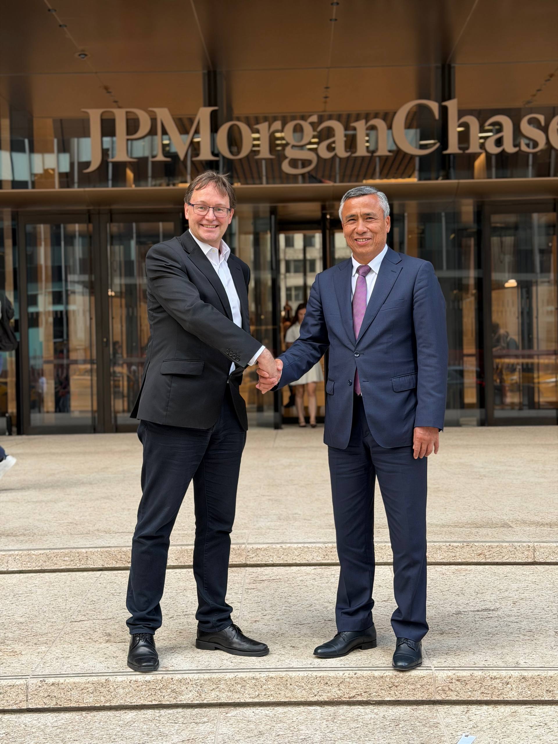 Uzmetkombinat ازبکستان در مورد پروژه های استراتژیک با J.P. Morgan بحث می کند