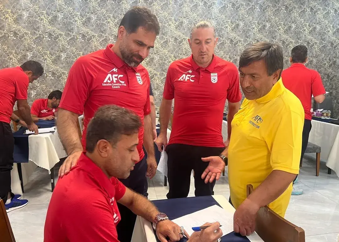 پایان دوره مربیگری پرولایسنس با امتحان جالب/ سرمربیان لیگ برتر سر جلسه کنکور!(عکس)