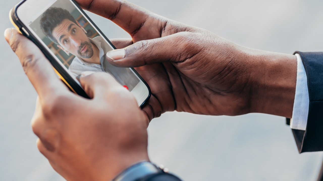 اپل هشدار می دهد که کلاهبرداران از FaceTime برای سرقت رمزهای عبور حساب های بانکی استفاده می کنند - این چیزی است که باید مراقب آن باشید.