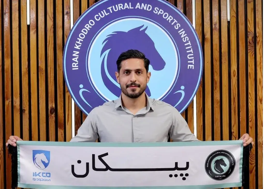 شروع کار خودروسازان در نقل و انتقالات؛/ محبی اولین خرید پیکان شد (عکس)