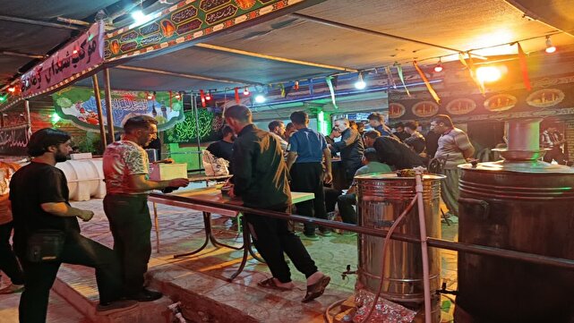 گزارش تصویری از پذیرایی موکب داران شهدای کرمانشاه از زائران اربعین