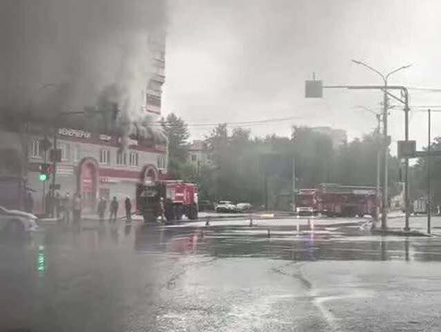 ببینید | یک فروشگاه لوازم آتش‌بازی در مسکو، آتش گرفت
